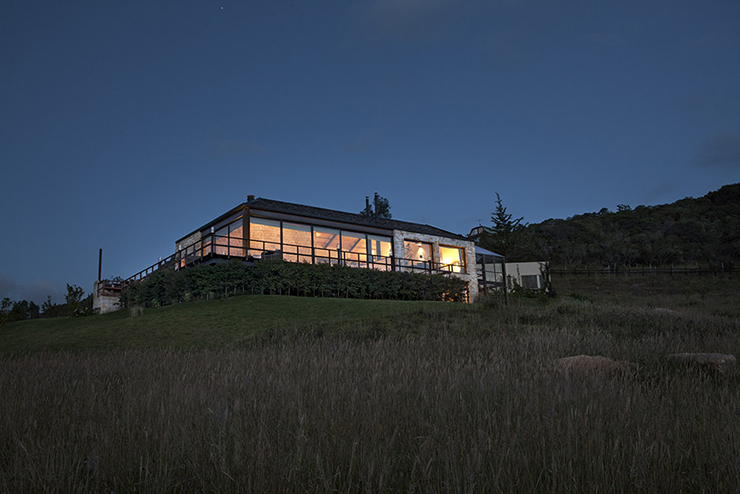 La maison rustique vue depuis loin dans la nuit maison rustique dans la montagne