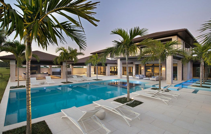 Le outdoor de cette maison de vacances avec la terrasse couverte et la piscine propriété exotique de luxe
