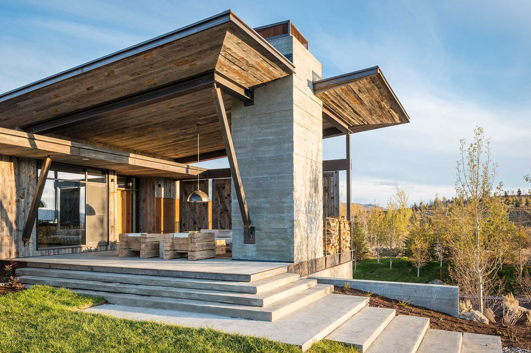 Le living extérieur meublé de façon assez brute est la pièce préférée des propriétaires espaces extérieurs maison de vacances avec vue