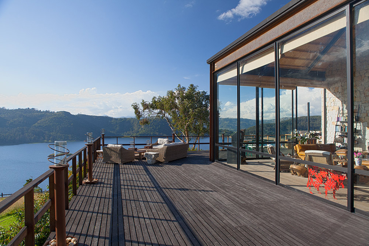 terrasse avec vue sur l'eau