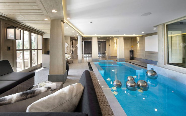 Superbe piscine intérieure pour un confort optimal piscine luxe intérieur villa de ski