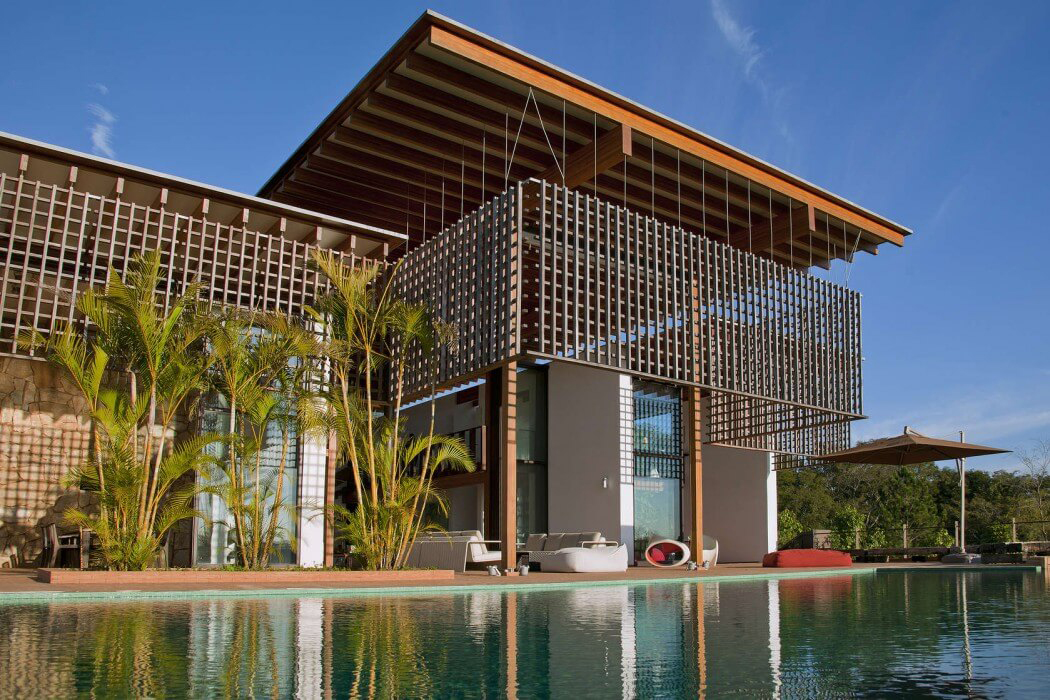 Piscine et la façade créative en tant que marque de personnalité de la résidence secondaire La façade de cette belle et luxueuse maison de vacances