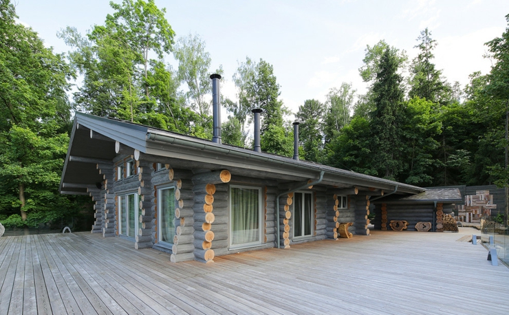 La maison en bois russe vue d’ensemble depuis l’extérieur datcha russe design chic