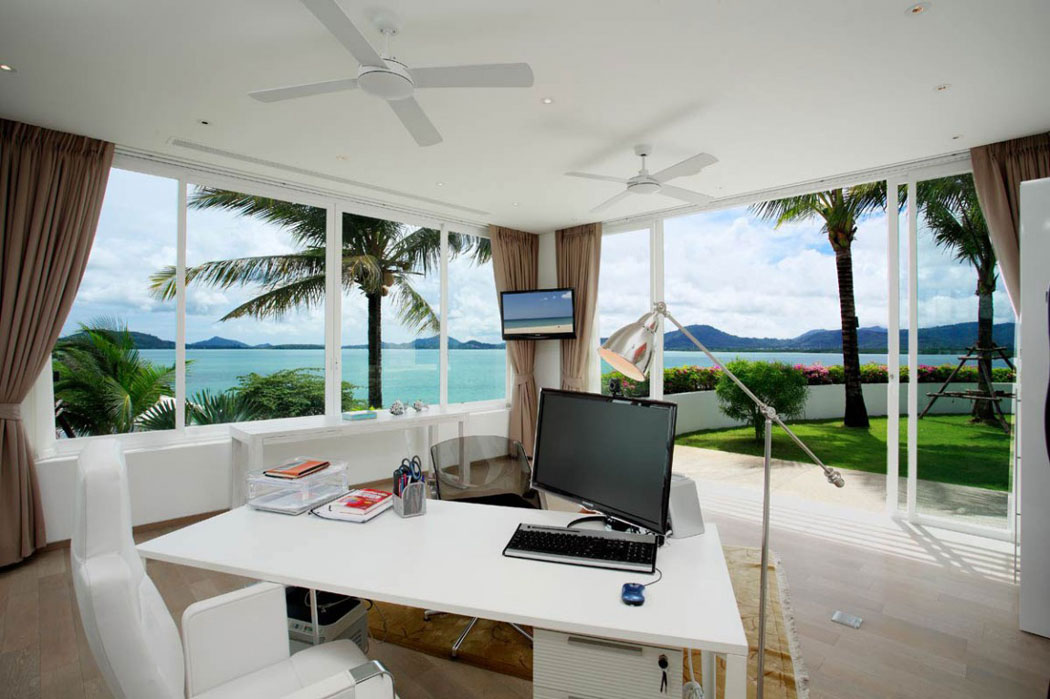 Le bureau de cette belle ville de luxe dévoilant un panorama exotique paradisiaque intérieur villa de vacances luxe phuket vue mer