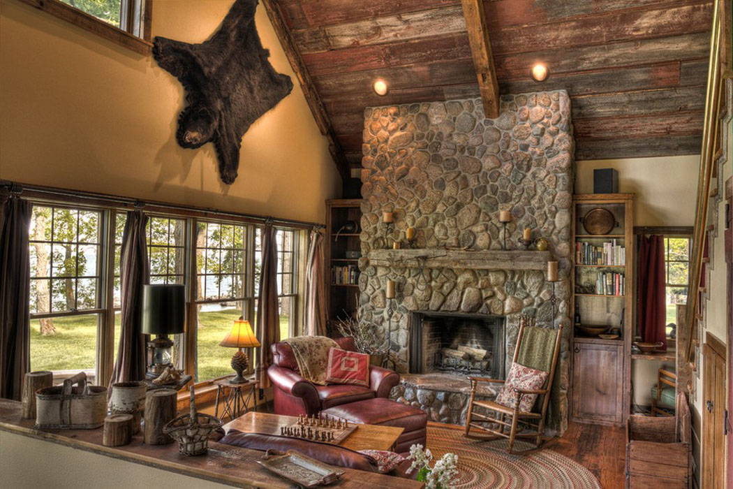 Petit séjour au design et décoration rustiques de cette jolie maison de vacances cheminée manteau pierre design rustique maison