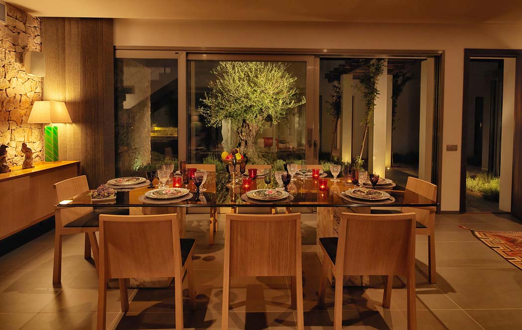 Le soir les propriétaires ont le choix pour diner à l’intérieur ou à l’extérieur de cette villa de rêve salle à manger accueillant belle demeure de vacances