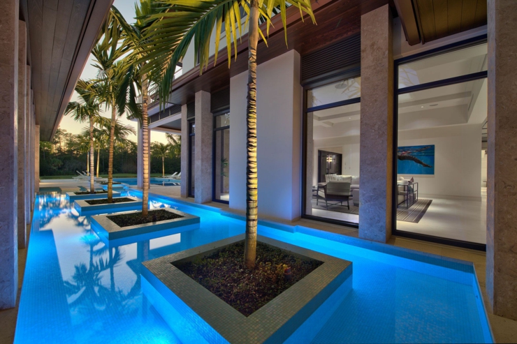 Piscine de luxe extérieure d’une jolie maison de vacances piscine extérieure de luxe