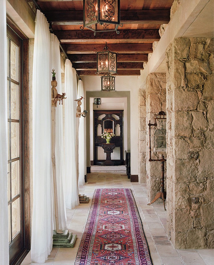 Couloirs de cette maison de charme rustique ambiance médiévale rustique et luxueuse