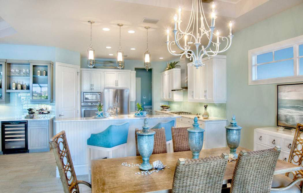 Salle à manger située juste en face de la cuisine américaine dans la pièce principale décoration intérieure maison secondaire mer