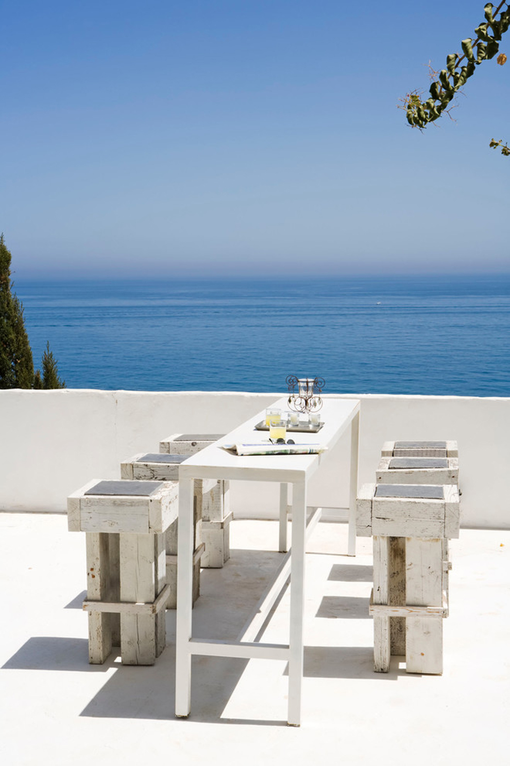 Paysage marin superbe à découvrir depuis la terrasse de cette villa de luxe espagnole salle à manger en plein air avec vue sur la mer