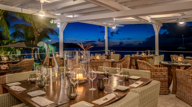 La terrasse du restaurant vue de nuit restaurant romantique sur la plage