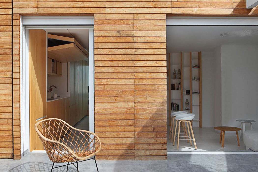 Le bois est omniprésent dans l’intérieur mais aussi à l’extérieur de ce logement de ville beau balcon terrasse appartement de ville