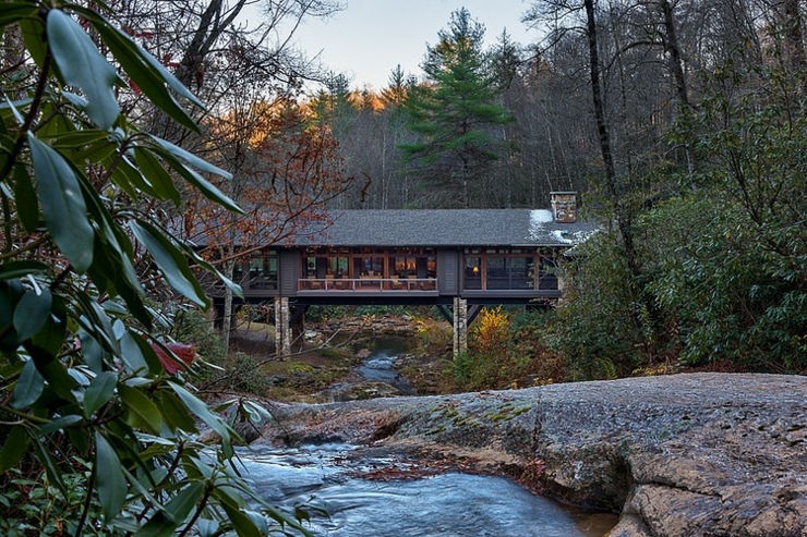 chalet bâti sur torrent cours d'eau
