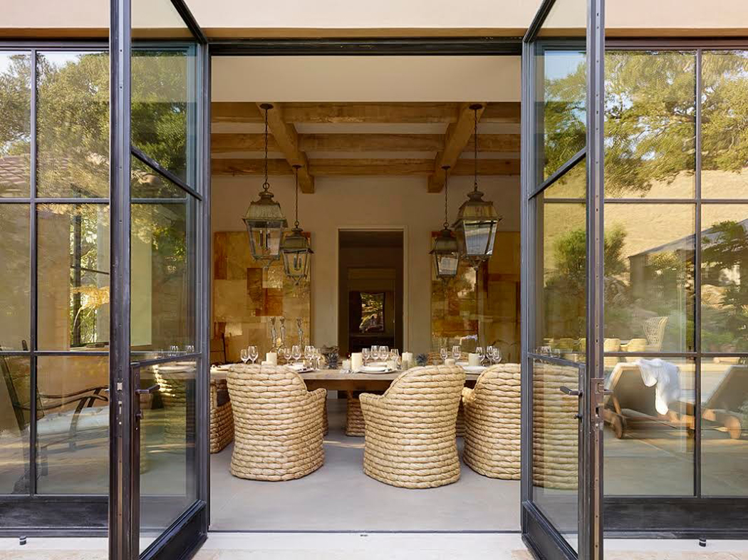 salle à manger donnant sur le jardin