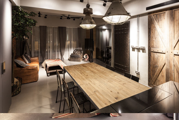 Côté salle à manger disposée juste devant la cuisine en noir Ameublement design luxe appartement familiale