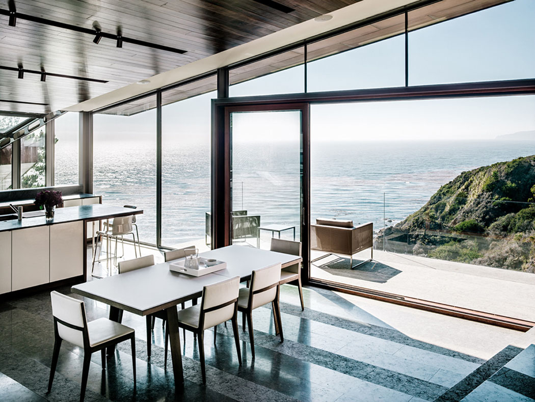 Cuisine ouverte et salle à manger sur un fond incroyablement beau du littoral californien salle à manger vue sur la mer panoramique