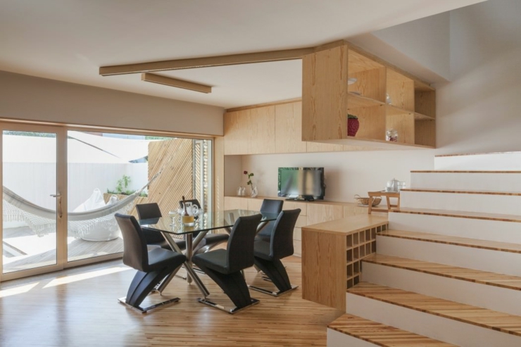 Salle à manger au rez-de-chaussée avec vue sur la terrasse intérieur contemporain en bois massif
