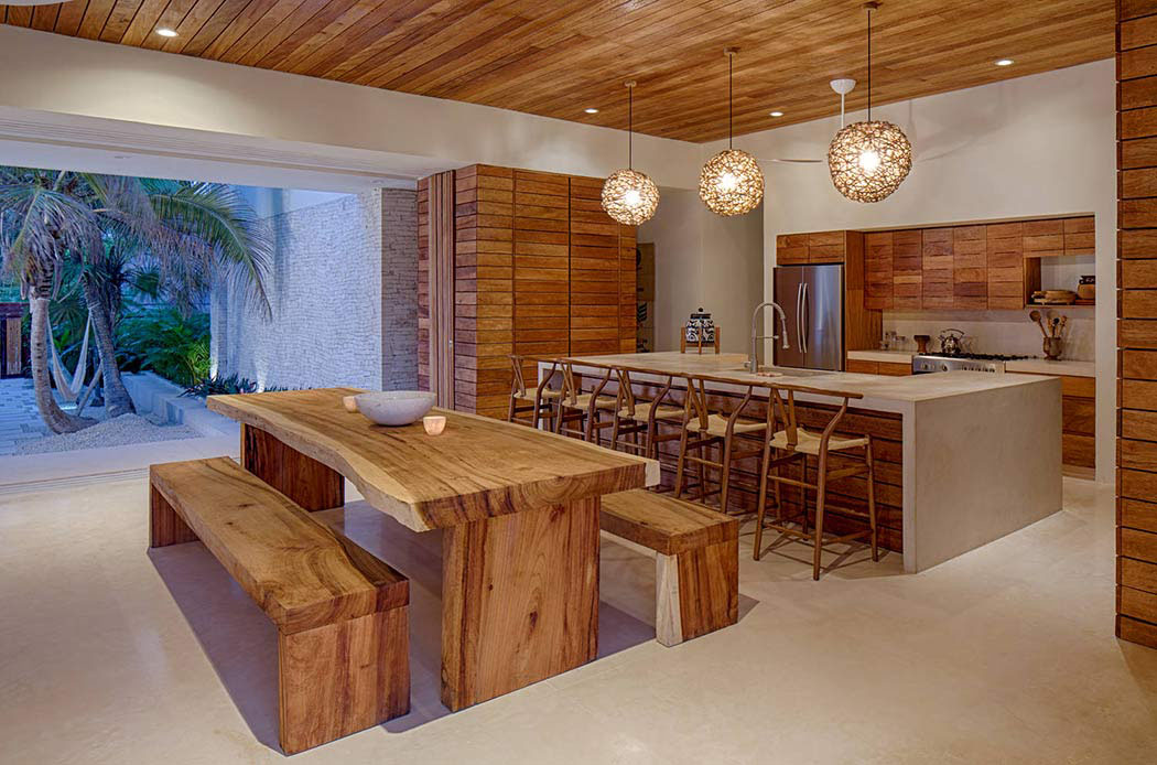 La cuisine américaine aux placards en bois et la salle à manger rustique cuisine & salle à manger en bois exotique