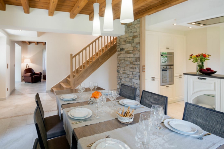 Intérieur convivial au design rustique en bois et pierre salle à manger maison rustique rénovée