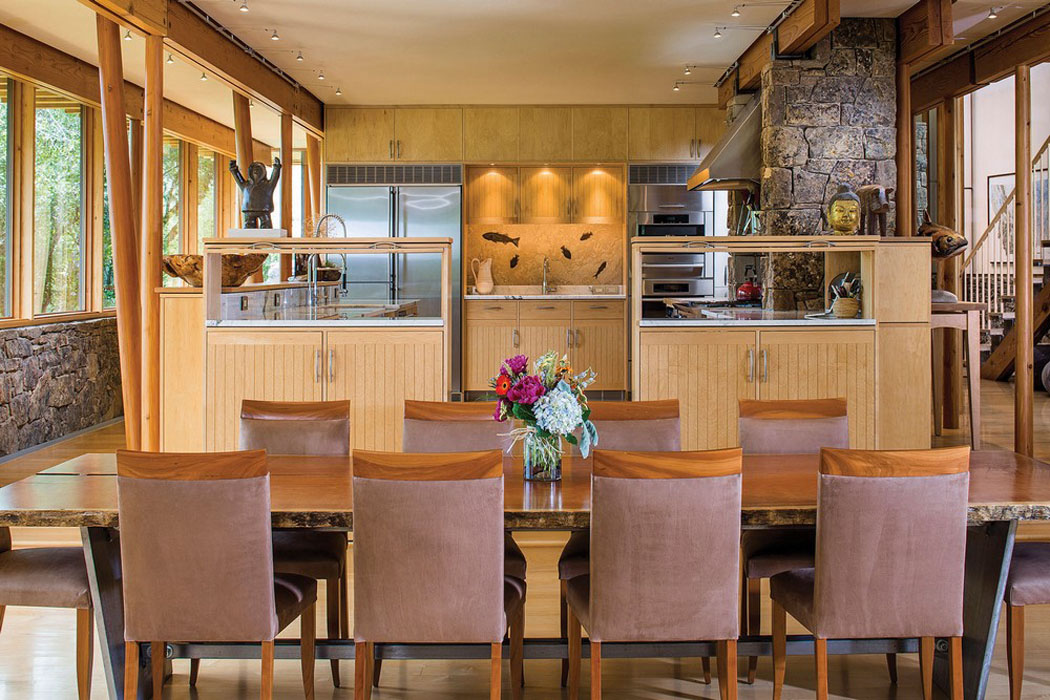 Une cuisine complètement ouverte sur la pièce principale de cette maison en bois salle à manger maison en bois secondaire