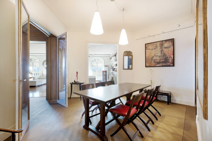 Salle à manger séparée du grand séjour et peu meublée salle à manger paris luxe