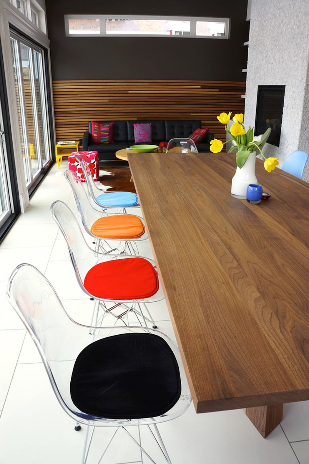 Les chaises Eames transparentes décorées avec des coussins de différentes couleurs différentes couleurs chaises transparentes eames
