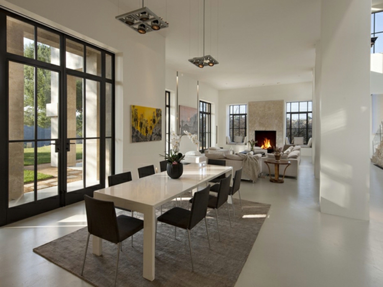 salle à manger vaste au mobilier design épuré