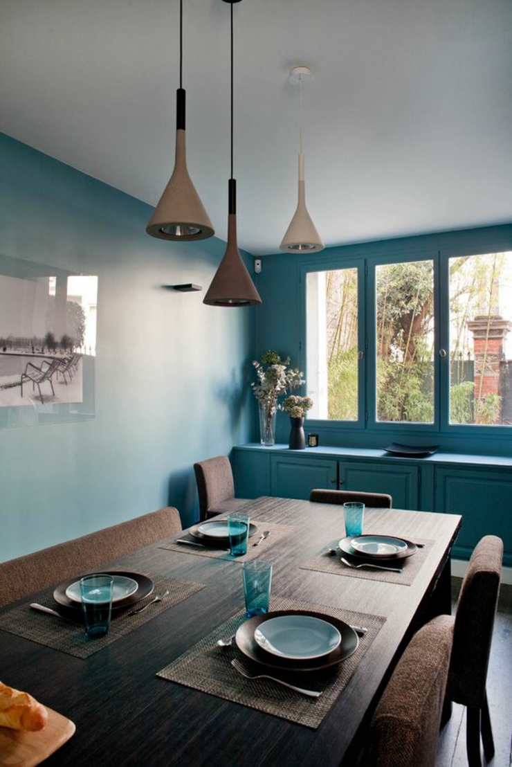 Salle à manger peinte en bleu pétrole marié au mobilier marron marron bleu pétrole design intérieur