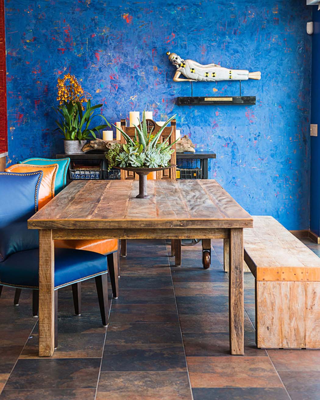 Un aménagement et décoration intérieure à l’esprit éclectique, rétro et ethnique à la fois influence design intérieur maison de surf
