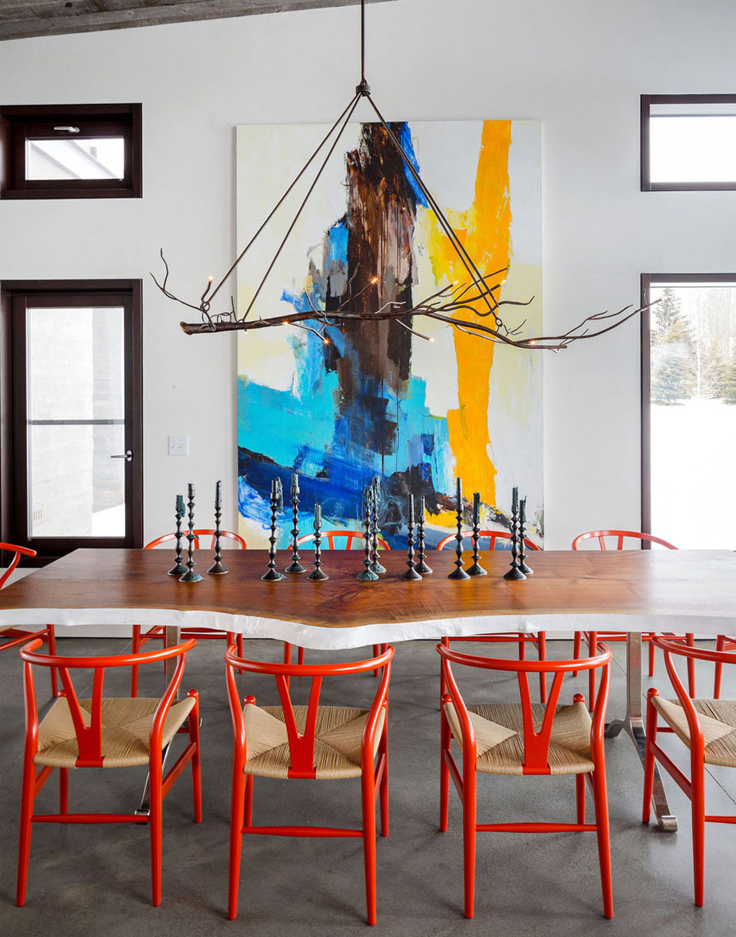 Salle à manger spacieuse inondée par la lumière à la déco artistique salle à manger moderne maison de vacances prestige