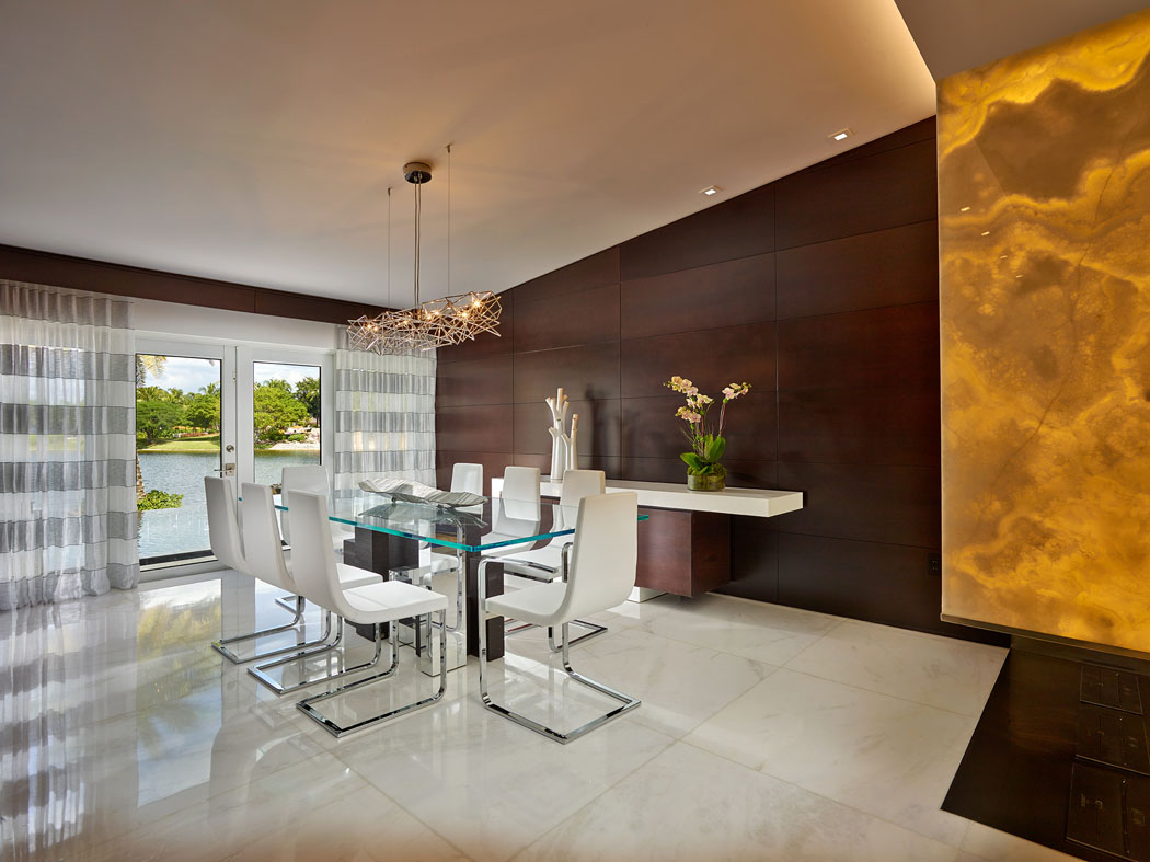 La salle à manger attenante empreinte de la même élégance que le séjour salle à manger design moderne maison de luxe