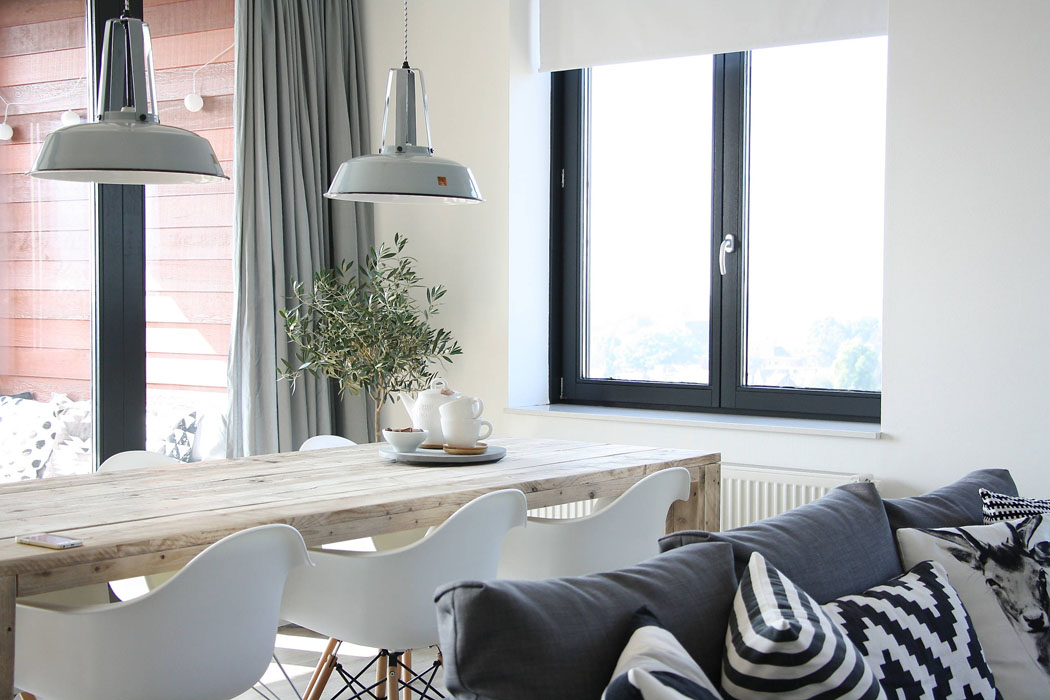 Les couleurs blanc et gris anthracite créent un contraste prononcé dans la déco de ce joli appartement salle à manger table rustique nuance industrielle scandinave