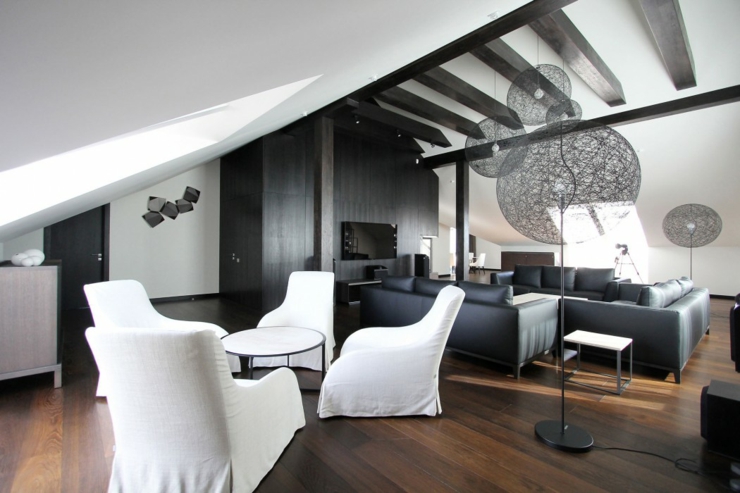 Coin salon pour boire le thé ou le café dans cet appartement moderne appartement moderne sous le toit