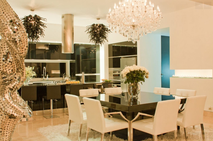La cuisine aménagée et le coin salle à manger avec une table carrée appartement de vacances design chic