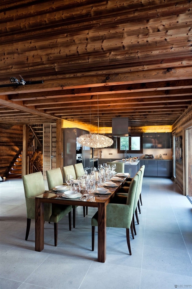 La salle à manger du chalet en bois alpin aux meubles design bois rustique chalet en bois vacances de ski