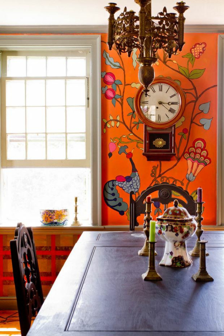 Table au design ancien dans un décor aux couleurs orange salle à manger murs orange