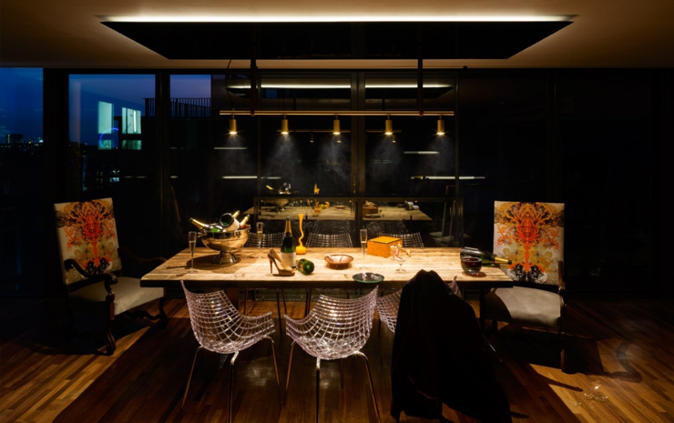 salle à manger aux lumières tamisées