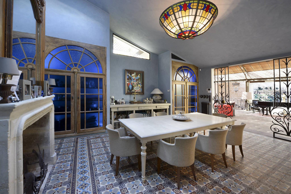 Grande cuisine et salle à manger avec cheminée et touches déco rétro Salle à manger et cuisine belle demeure milionnaire