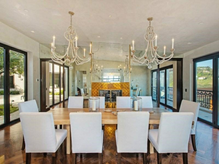 Salle à manger aux baies vitrées offrant une belle vue salle à manger luxe élégant