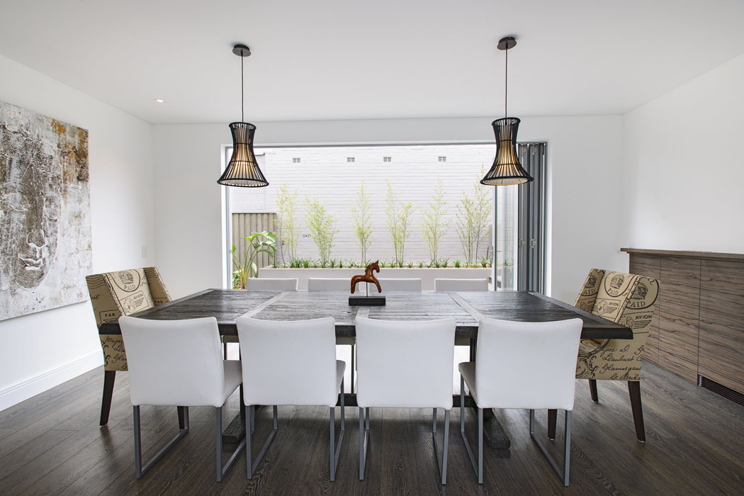 La salle à manger donne sur un patio aménagé dans un style « zen » salle à manger design déco moderne