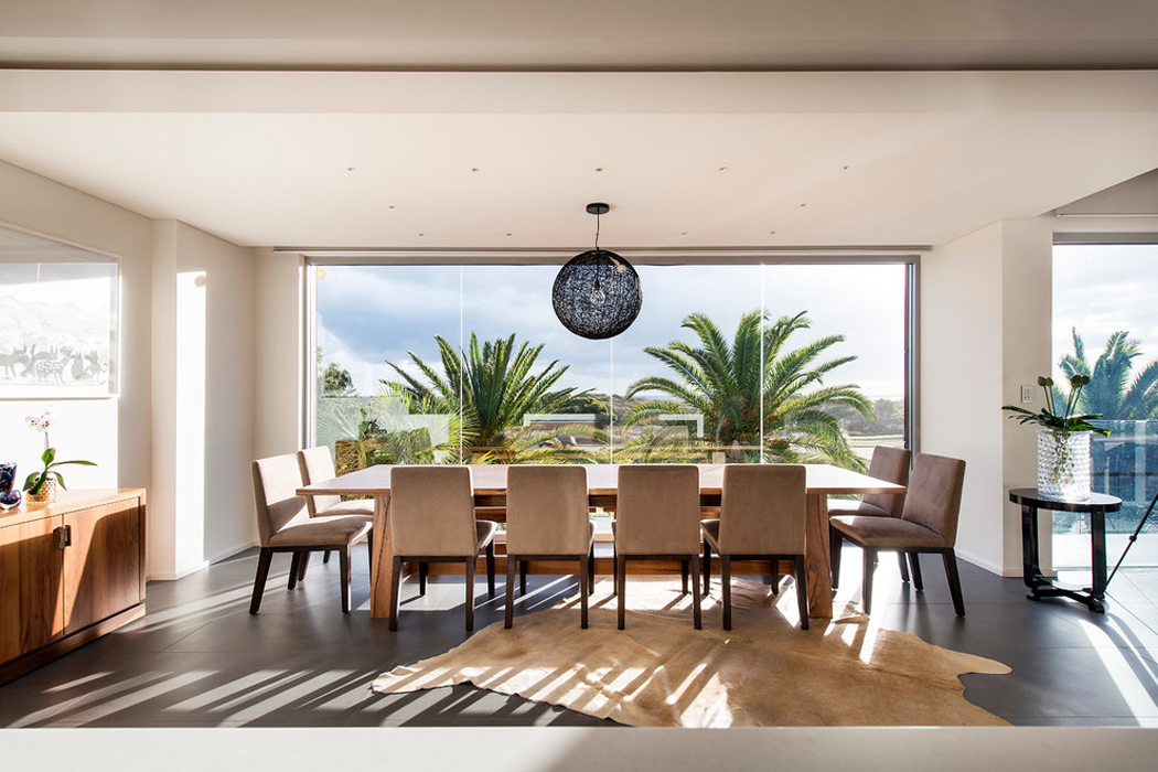 Côté salle à manger avec un ameublement élégant et une belle vue sur les palmiers Salle à manger design luxe avec belle vue