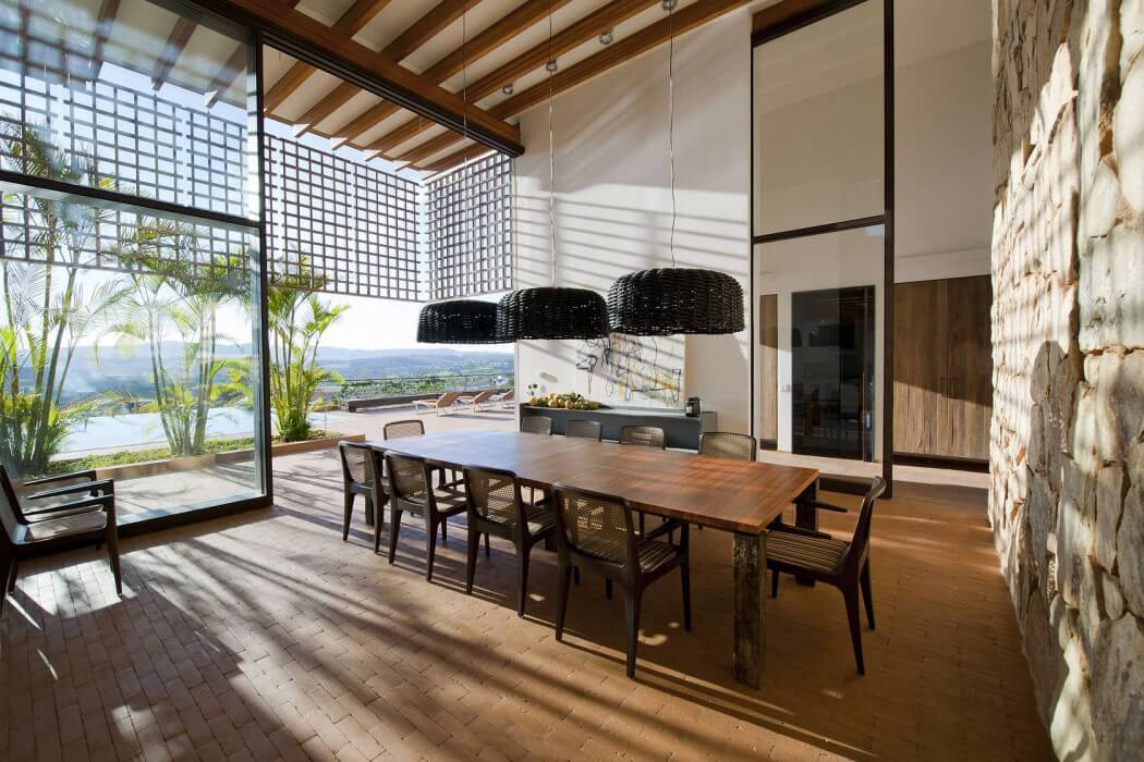 Coin cuisine et salle à manger donnant sur la piscine de cette belle résidence secondaire Salle à manger conviviale avec vue sur la piscine
