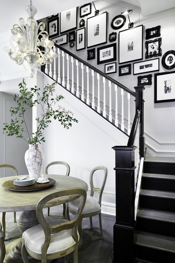 Salle à manger à la table ronde et déco minimaliste style classique intérieur noir et blanc
