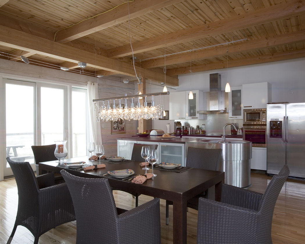 La cuisine ouverte et entièrement aménagée donne sur la terrasse et sur la salle à manger cuisine moderne maison sur pilotis sur la plage