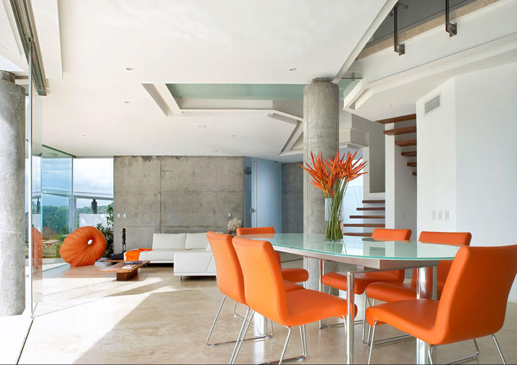 L’orange est là pour égayer les lieux et apporter un brin de fraicheur à la décoration d’intérieur séjour salon salle à manger villa de vacances maison secondaire luxe
