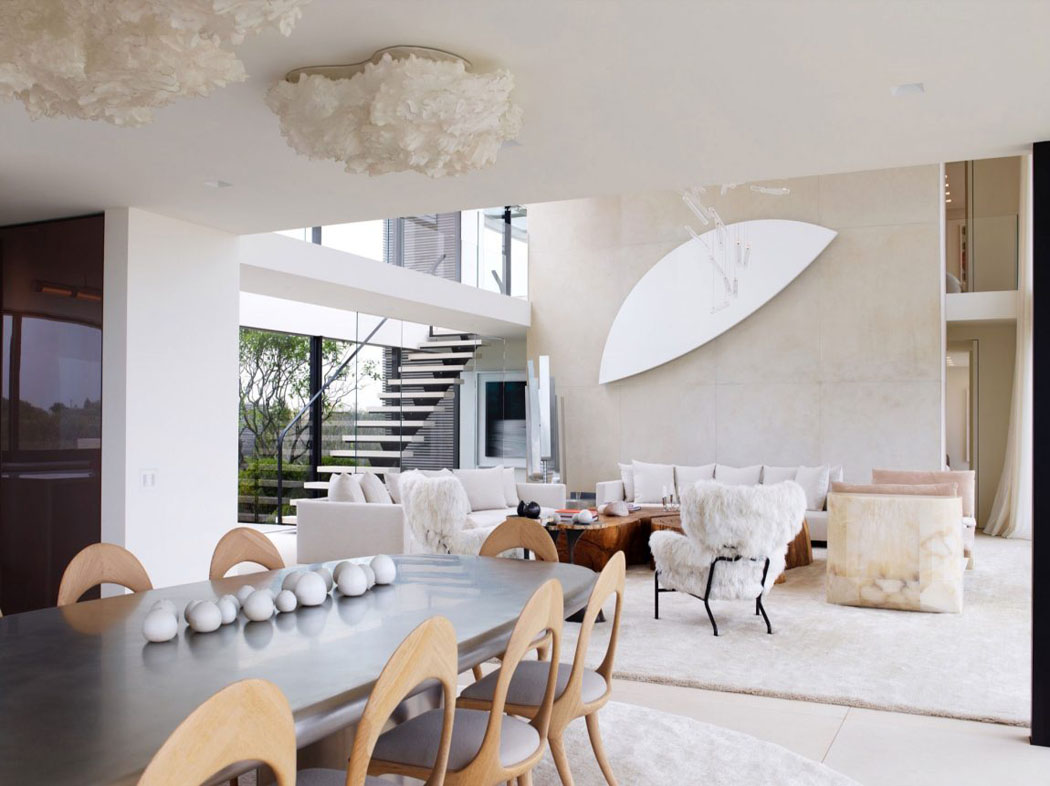 Le salon et la salle à manger de cette belle maison de vacances sont spacieux et très clairs mobilier de luxe designer intérieur prestige maison