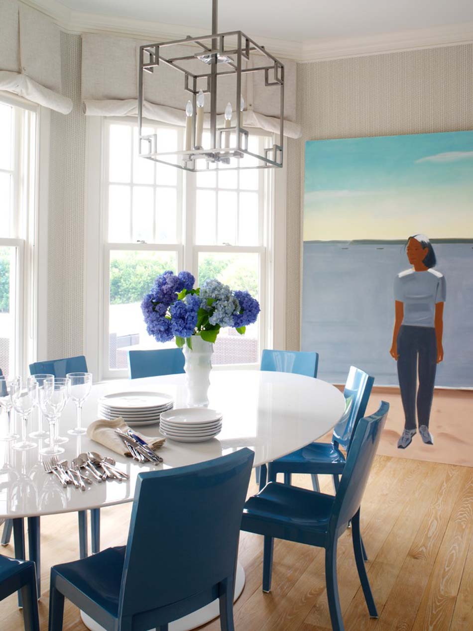 La grande table de la salle à manger offrant une vue sur les extérieurs de la maison grande table salle à manger deco art