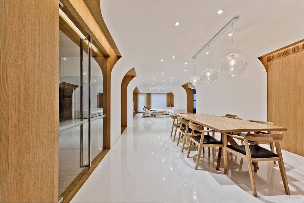 Un autre espace salle à manger donnant directement sur le salon de télévision intérieur design minimaliste maison de ville