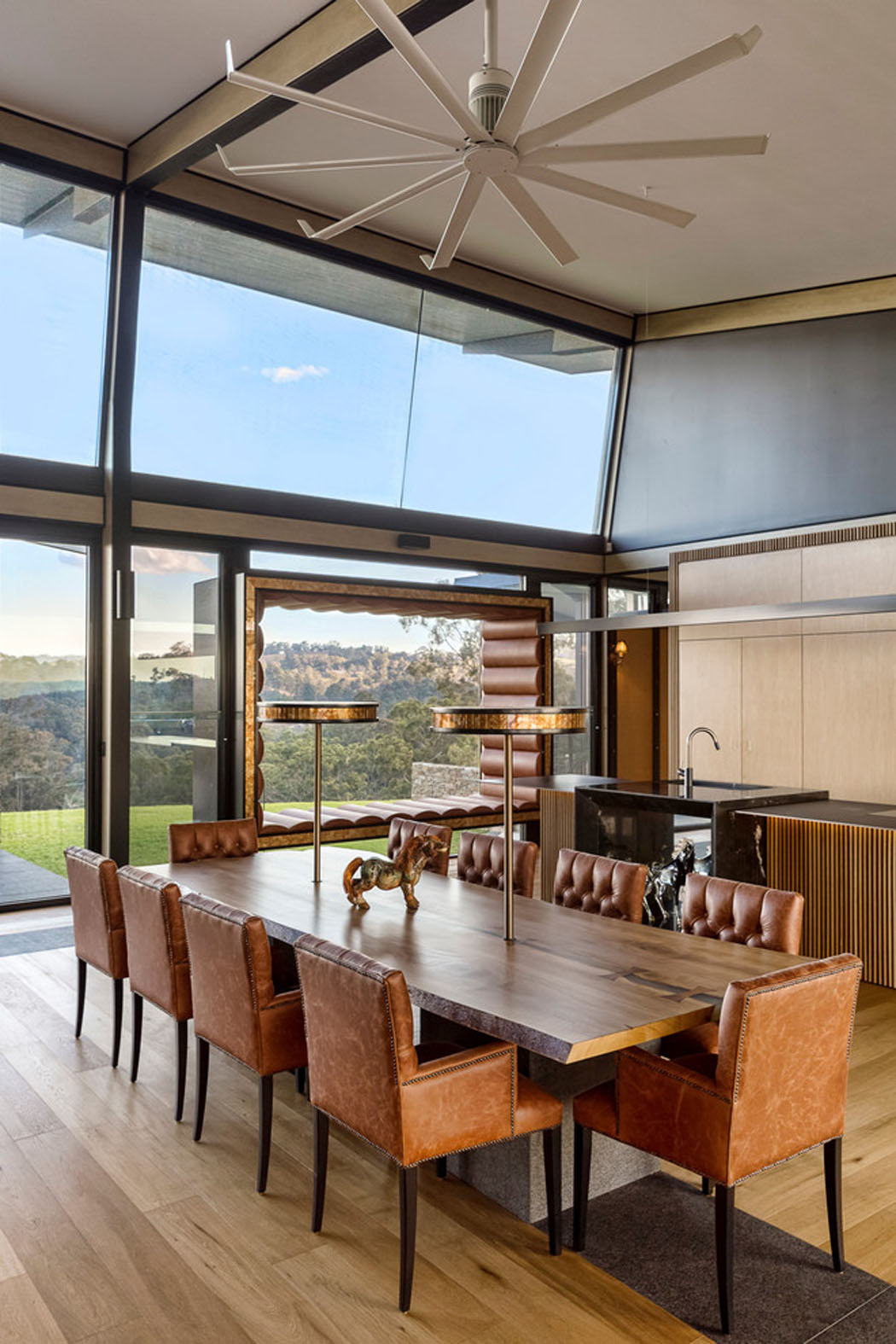 salle à manger avec vue sur les terres australienne maison de luxe