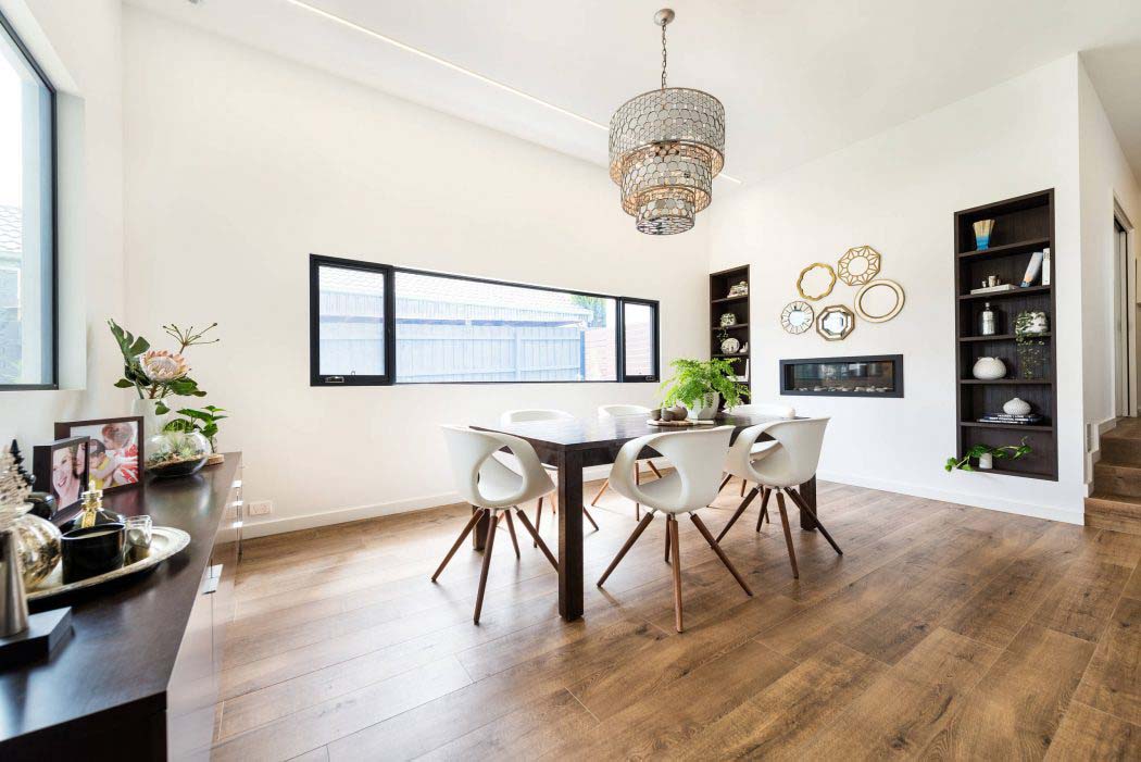Côté salle à manger on retrouve une grande pièce au design minimaliste et déco verdoyante logement banlieue pavillon de ville moderne